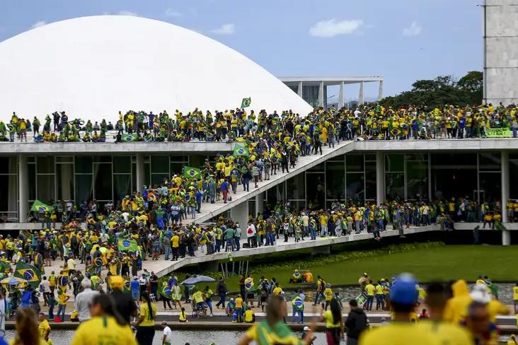 Multidão deixou acampamento em frente à sede do Exército para invadir sedes dos Três Poderes