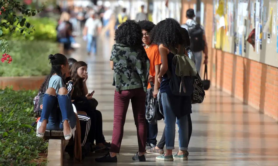 Estudantes da Universidade de Brasília, uma das instituições federais que poderão ser beneficiadas com mudança na lei 