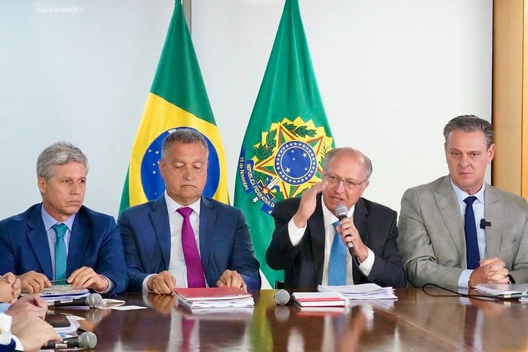 Da esquerda para a direita: Paulo Teixeira (ministro do Desenvolvimento Agrário), Rui Costa (Casa Civil), Geraldo Alckmin (vice-presidente e ministro da Indústria) e Carlos Fávaro (Agricultura)