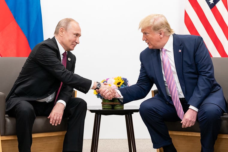 Putin e Trump em encontro durante reunião do G20 em 2019