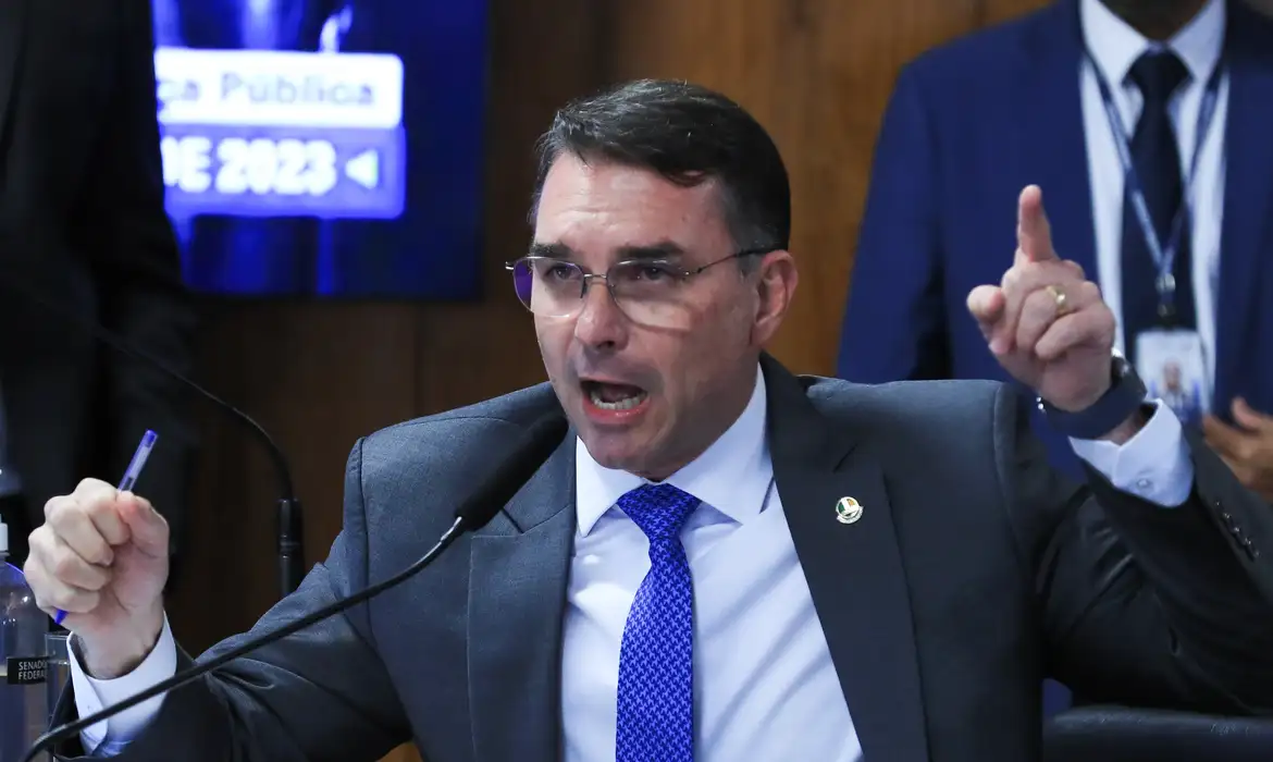 Flávio Bolsonaro.