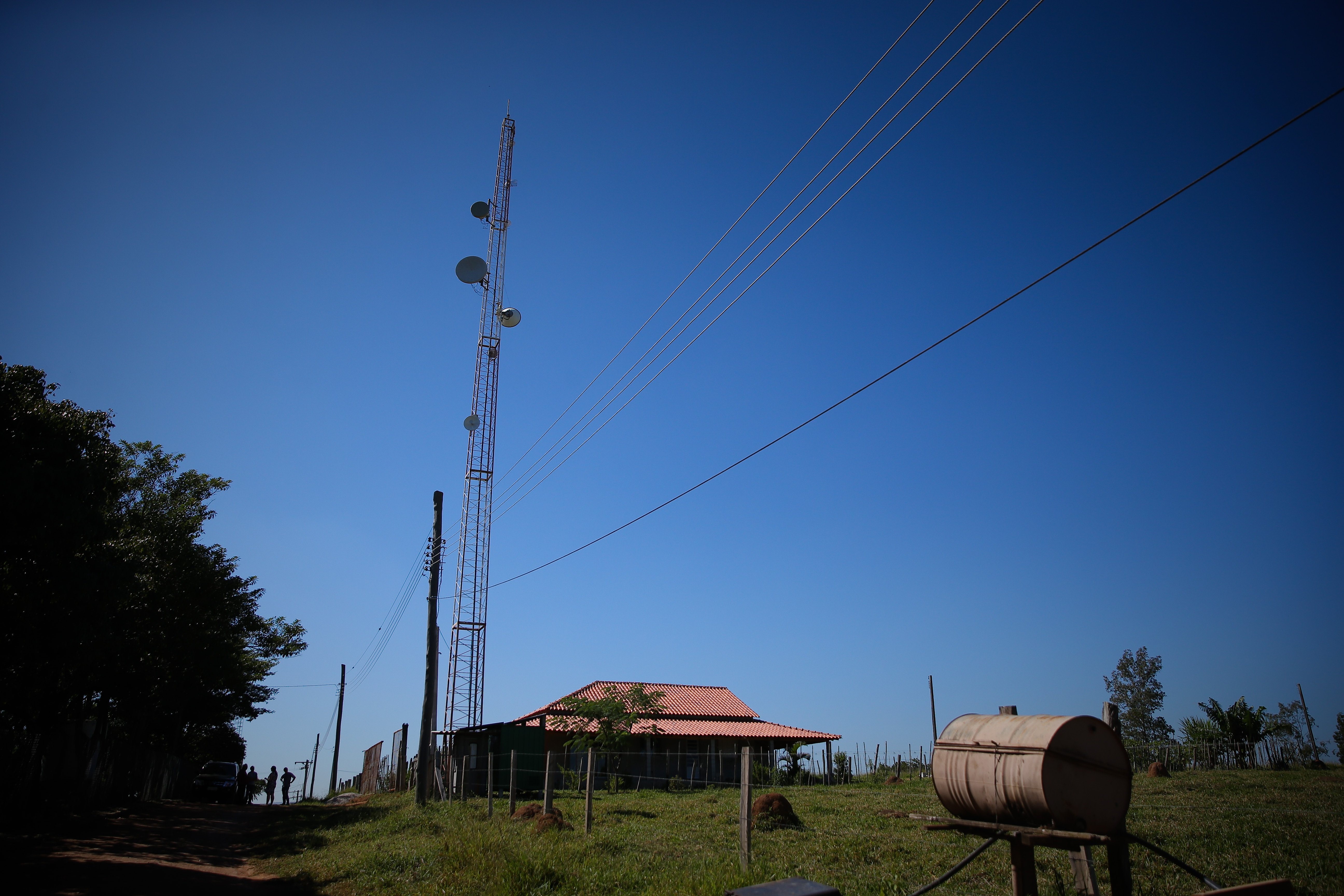 Isenção de taxas para antenas em áreas rurais visa expandir conectividade.