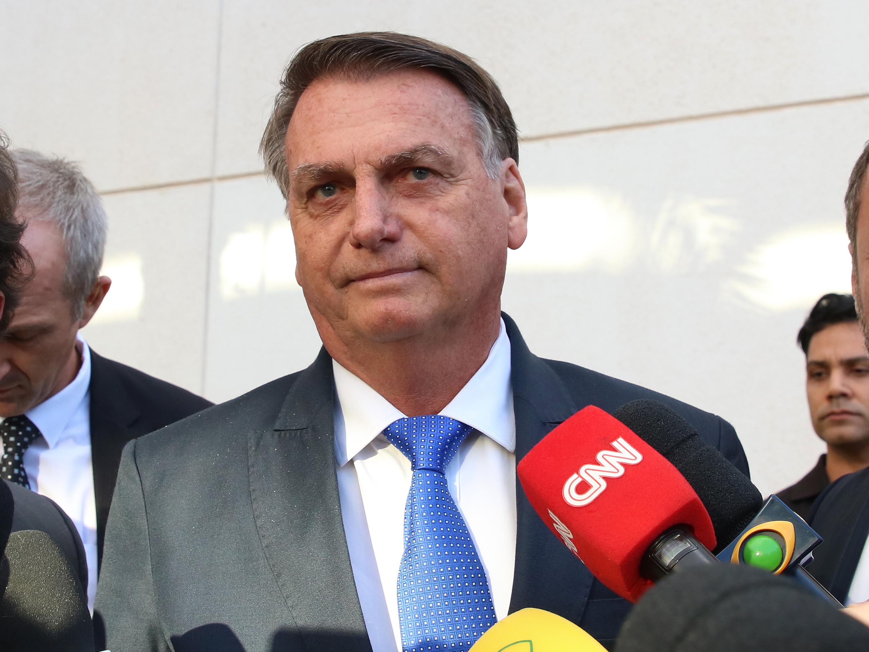 Defesa de Bolsonaro nega que o ex-presidente tenha planejado fugir para a Argentina.