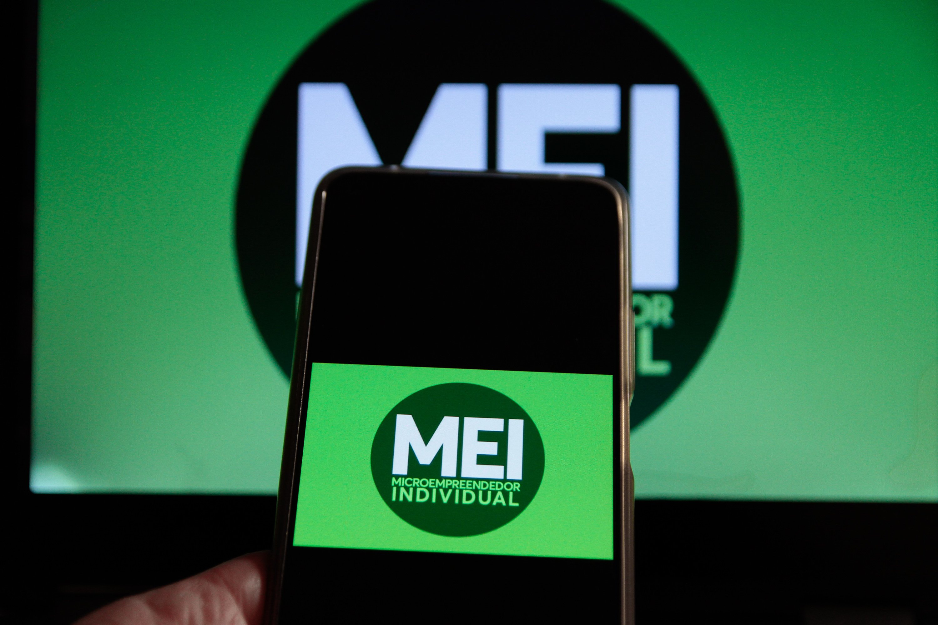 Projeto em tramitação busca atualizar os critérios do MEI e reduzir a informalidade entre empreendedores.