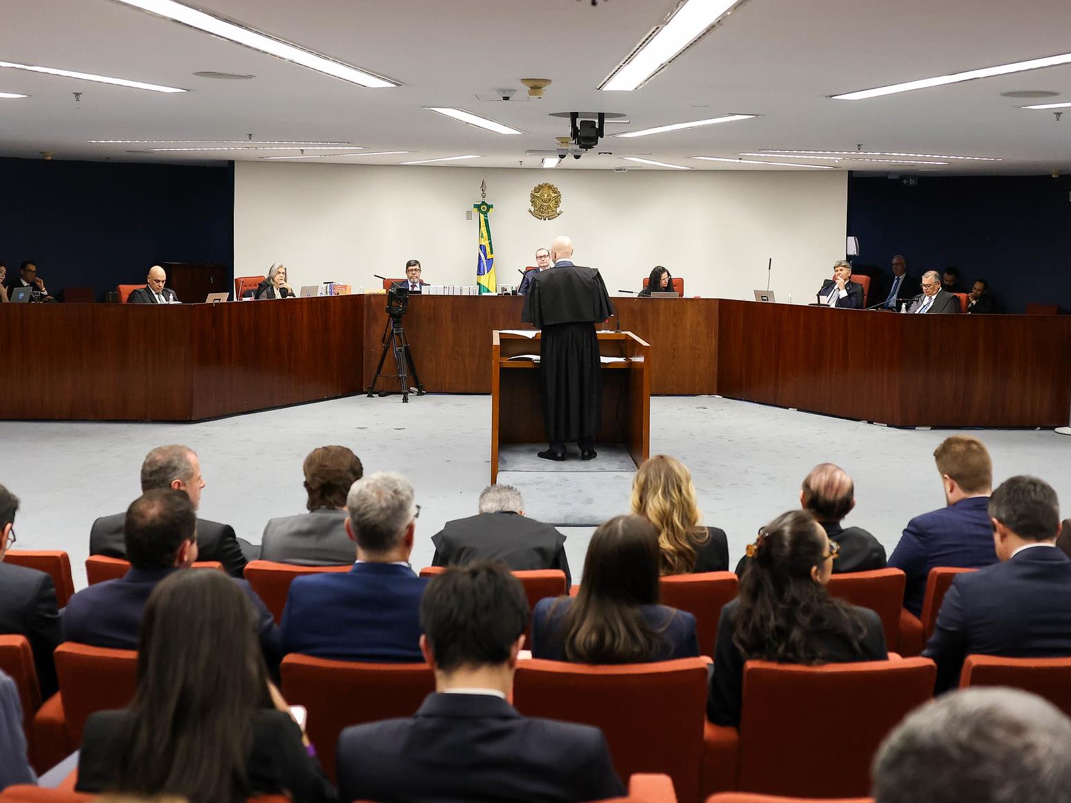 Primeiro dia de julgamento tem leitura do relatório, manifestação final da PGR e de quatro réus.
