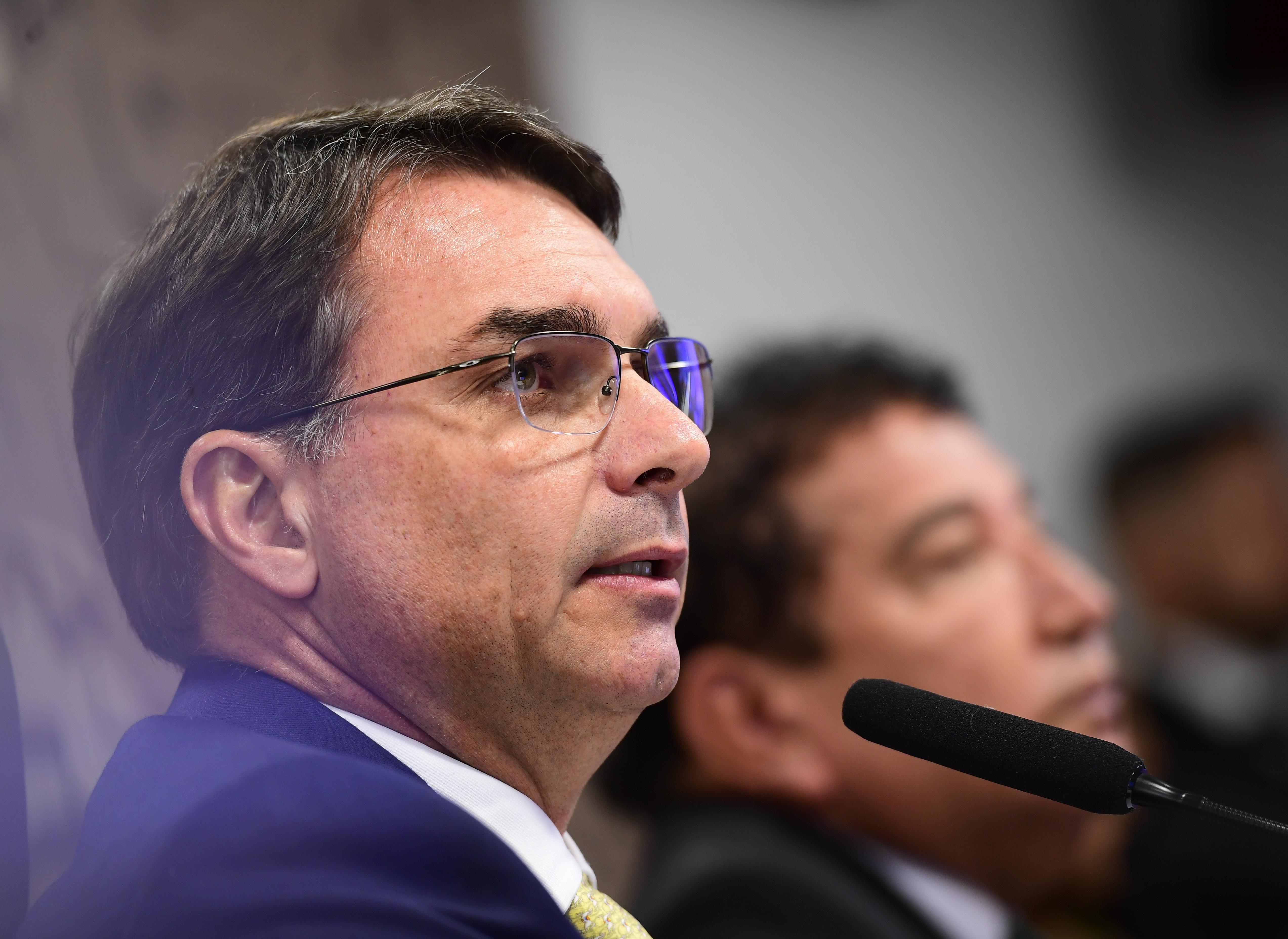 Flávio Bolsonaro anuncia intenção de encaminhar relatório de Tagliaferro a autoridades externas.