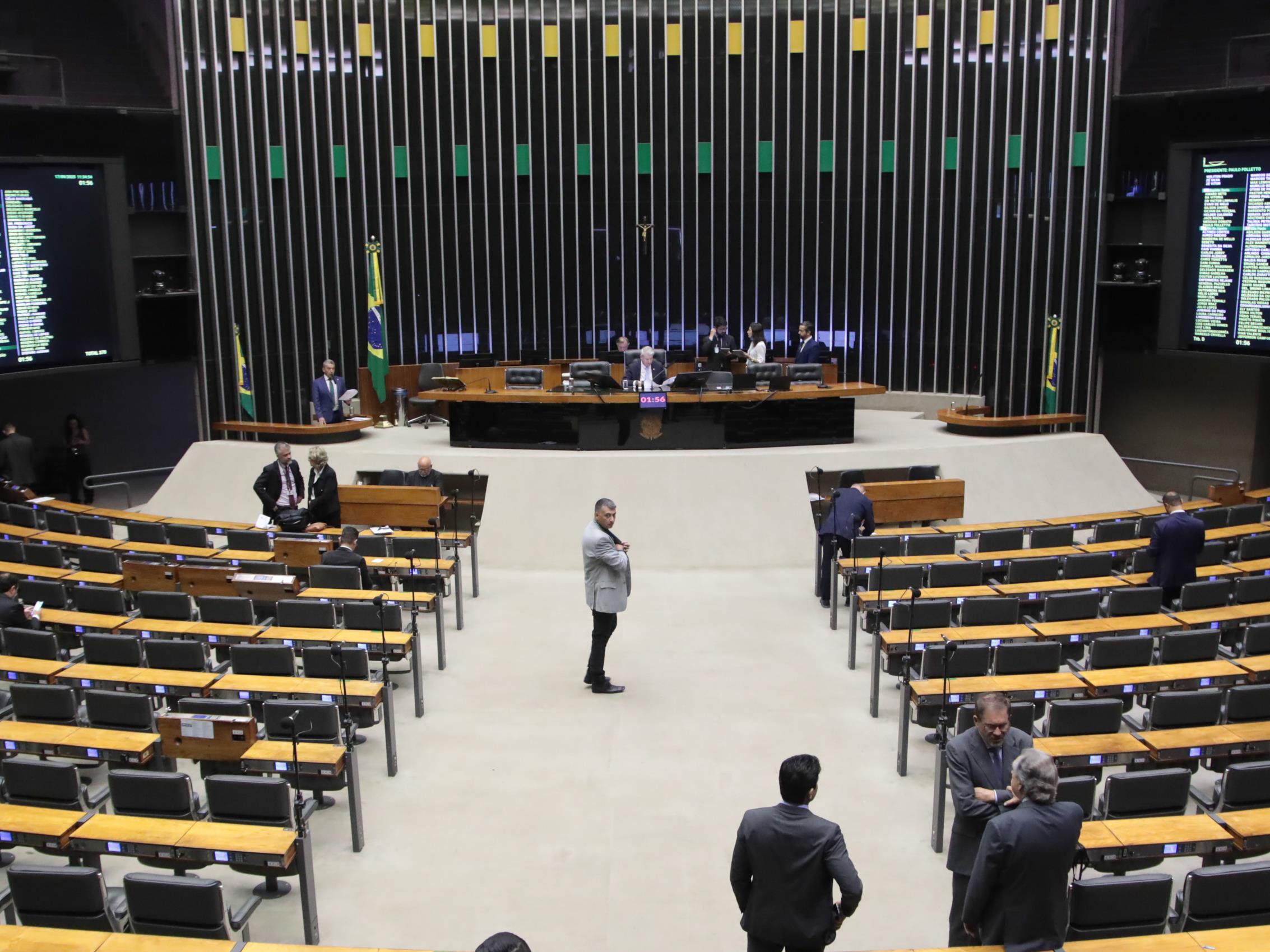 Emenda que restabelece voto secreto recebeu 314 votos favoráveis e 168 contrários.