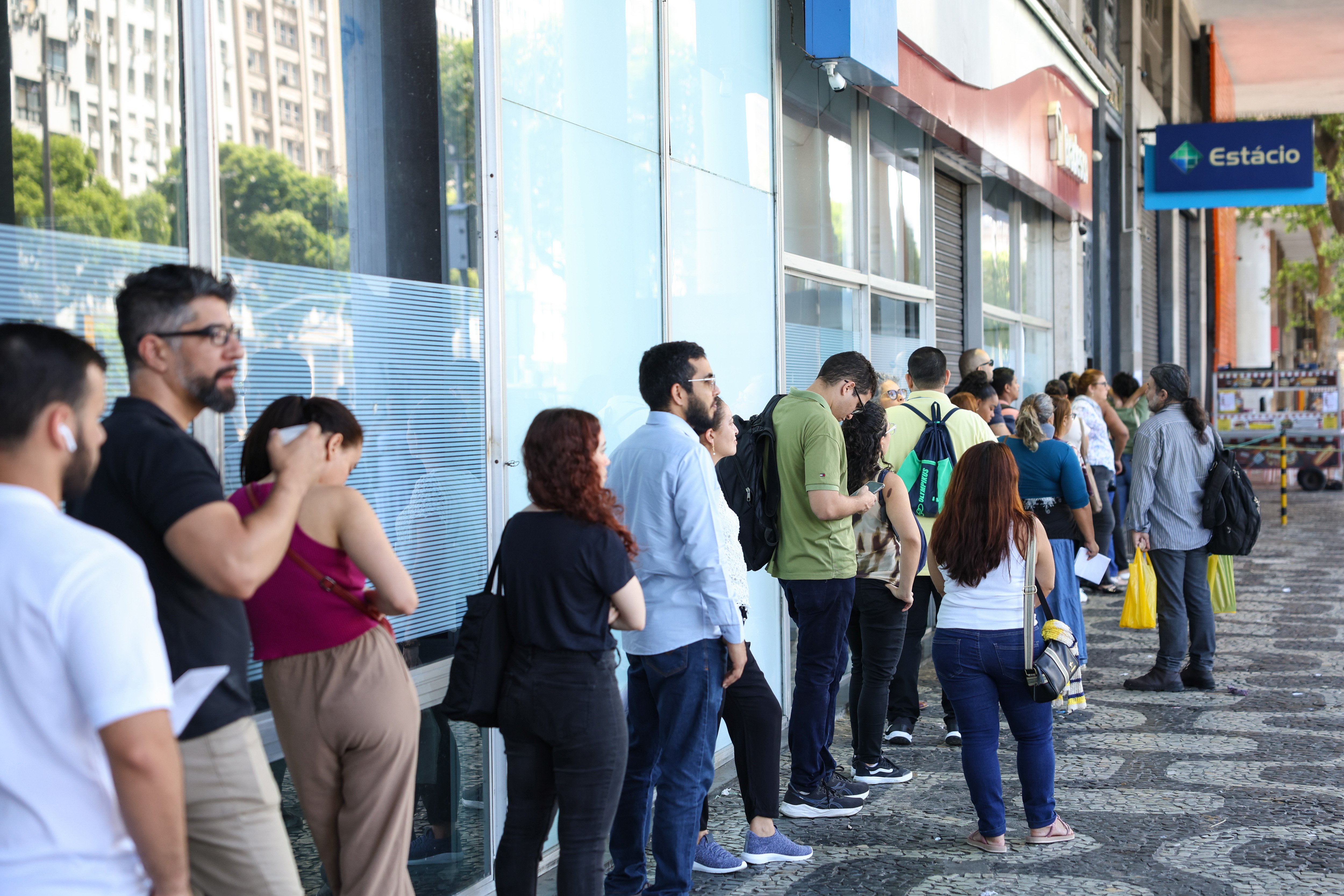 Concurso reúne vagas de níveis médio e superior para órgãos da administração federal.