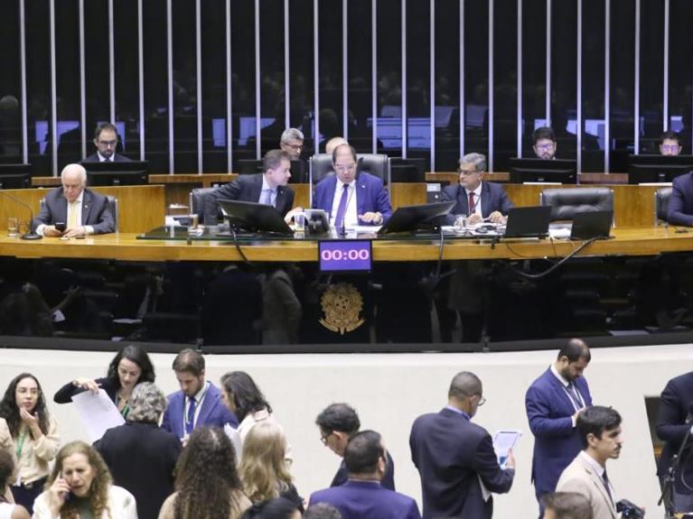 Câmara aprovou projeto que pode dificulta aborto a crianças vítimas de estupro.