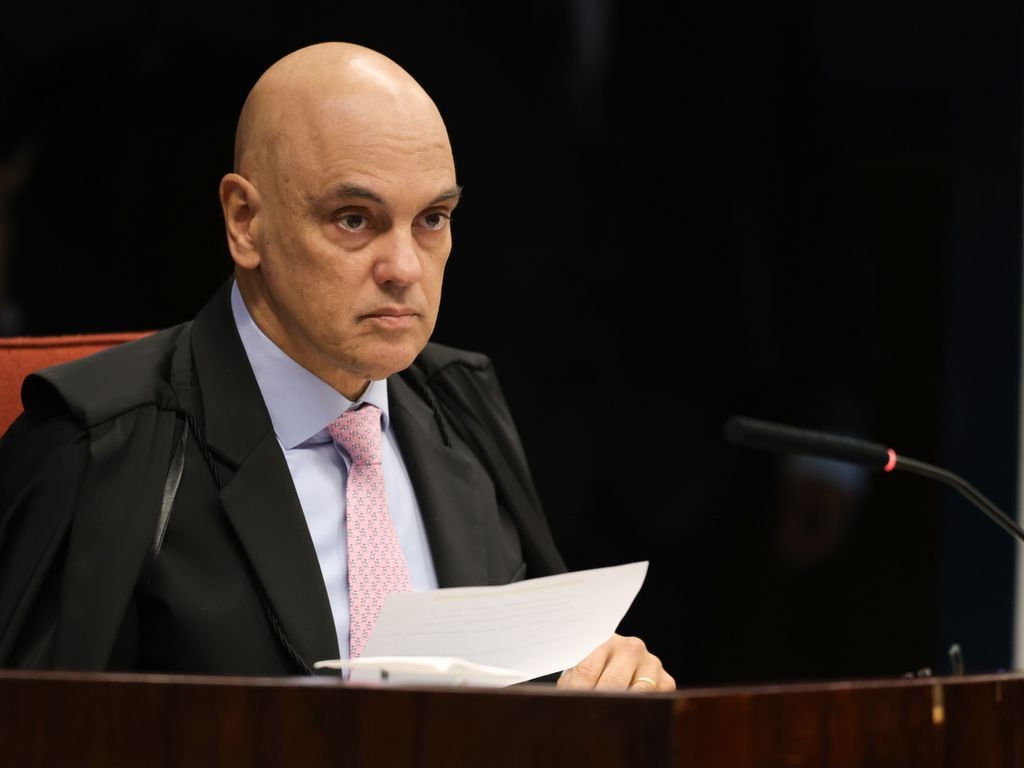 Ministro determinou que a defesa especifique quais filhos desejam visitar Bolsonaro.