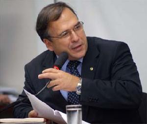 Polícia pede assinaturas mais antigas de servidores envolvidos no esquema. Ainda não terminou também a perícia na firma de Sandro Mabel para saber se ele deu ou não autorizações para o golpe da creche