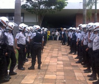 Com a Câmara cercada pelos PMs, manifestantes contra e pró-Arruda aceitaram deixar o plenário Com a Câmara cercada pelos PMs, manifestantes contra e pró-Arruda aceitaram deixar o plenário